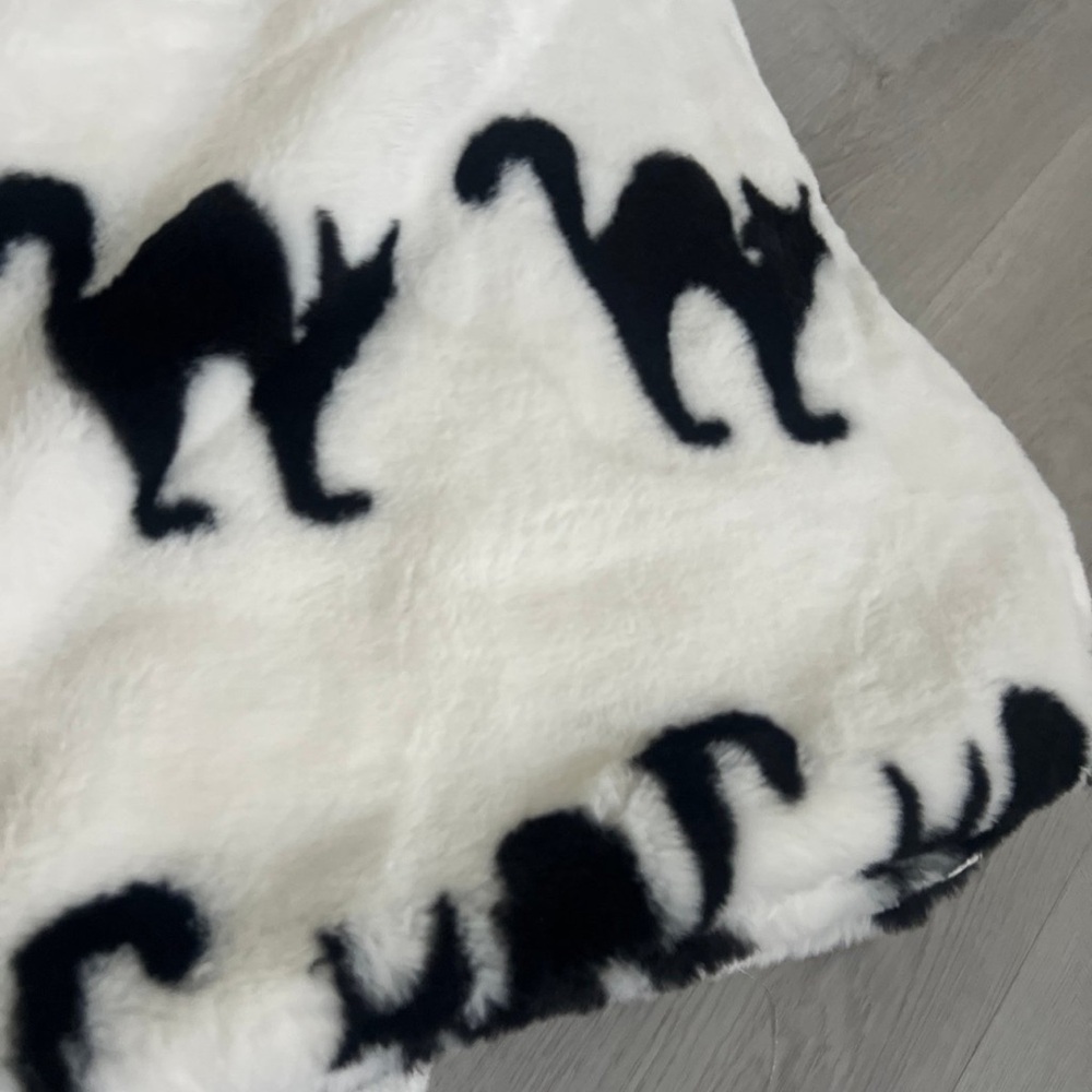 NOVOGRATZ HALLOWEEN BLACK 
CAT FAUX FUR THROW BLANKET